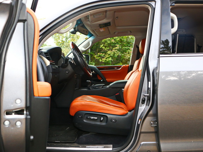 雷克萨斯  570 前排空间