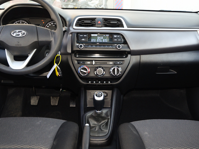 北京现代  1.4L 中控台