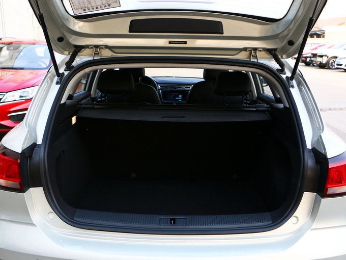 上汽荣威   后备箱