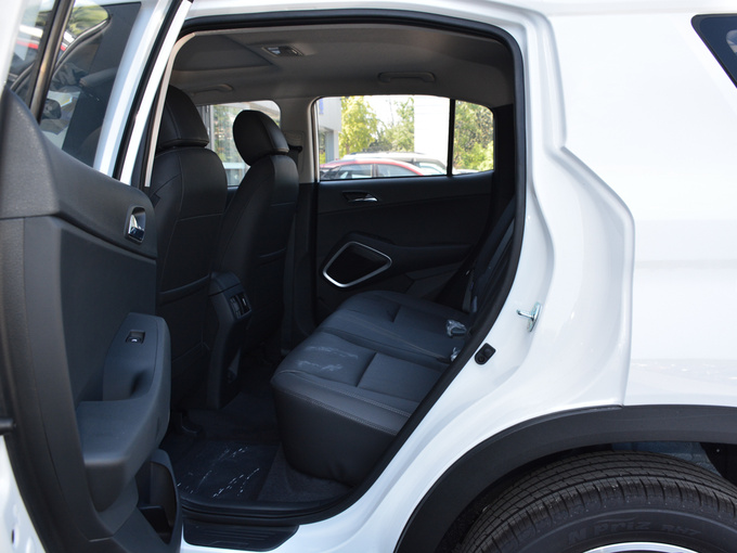 北京现代  2.0L 第二排空间