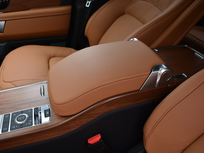 路虎  5.0 V8 SC AB 前排中央扶手