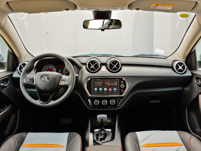 东南汽车  1.5T 户外版 大中控全景