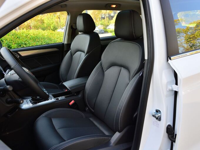 上汽荣威 30T 前排座椅