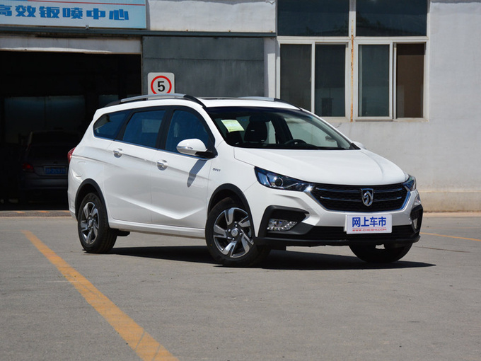 宝骏汽车  1.5L 右前正45度