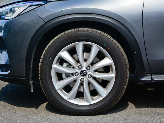 东风英菲尼迪  2.0T 左前轮