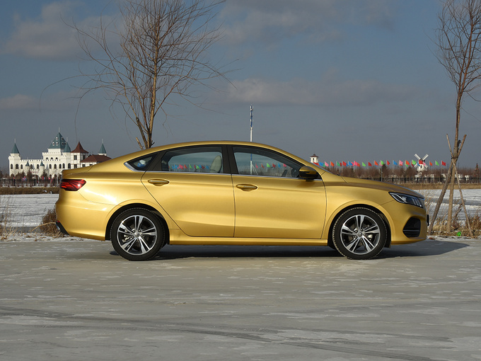 吉利汽车 200T 正右侧