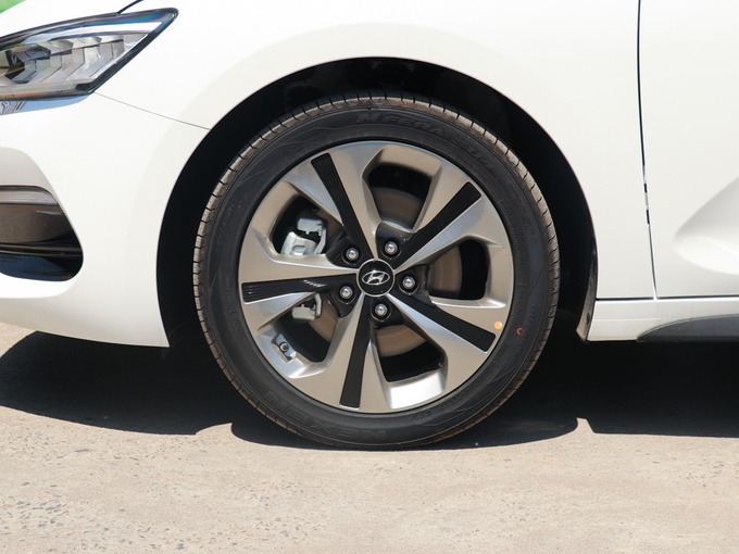 北京现代  280TGDi 左前轮