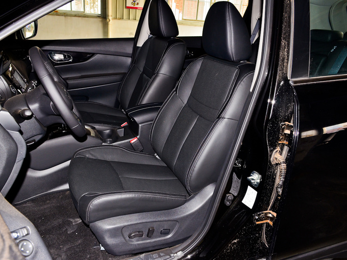 东风日产  2.0L CVT舒适版 前排座椅