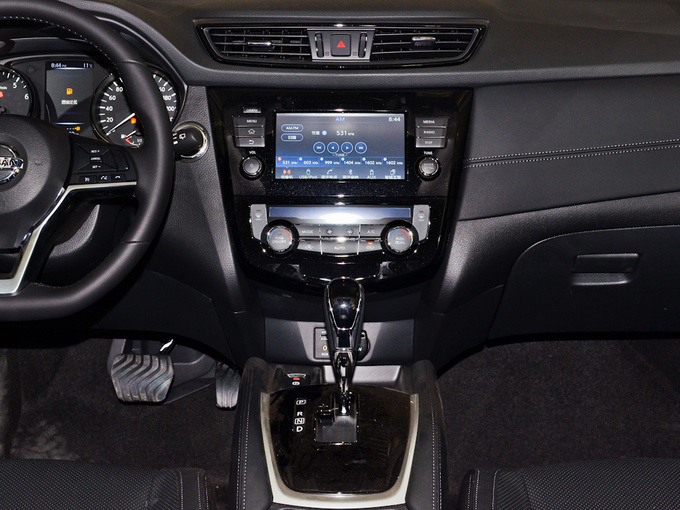 东风日产 2.0L CVT舒适版 中控台