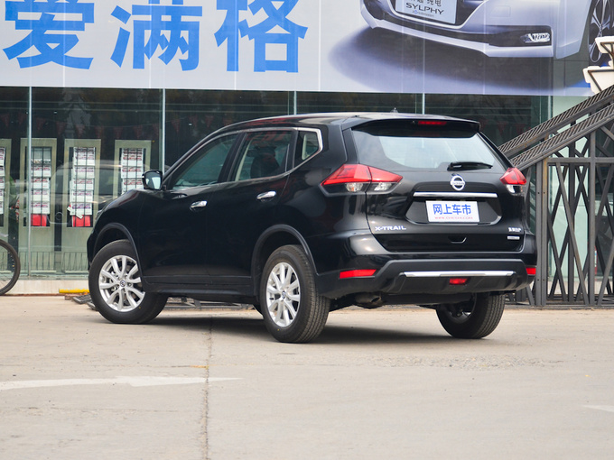 东风日产  2.0L CVT舒适版 左后正45度