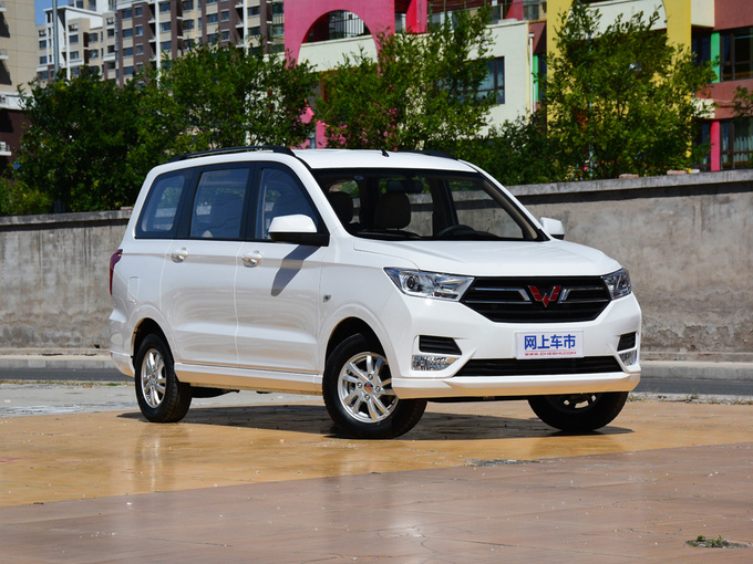 上汽通用五菱  1.5L 右前正45度