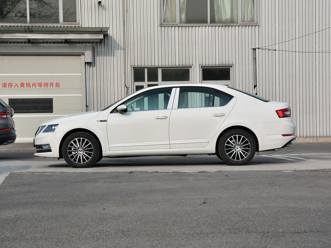 斯柯达  TSI230 正左侧