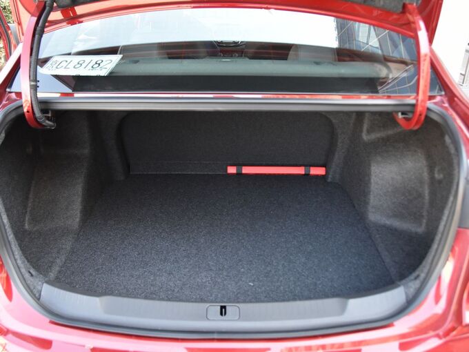 雪佛兰  RS 330T 后备箱