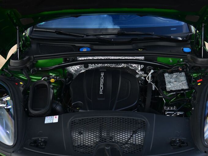 保时捷  基本型 发动机舱