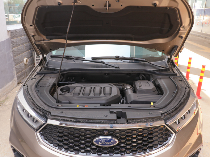 江铃福特  EcoBoost 145 发动机舱