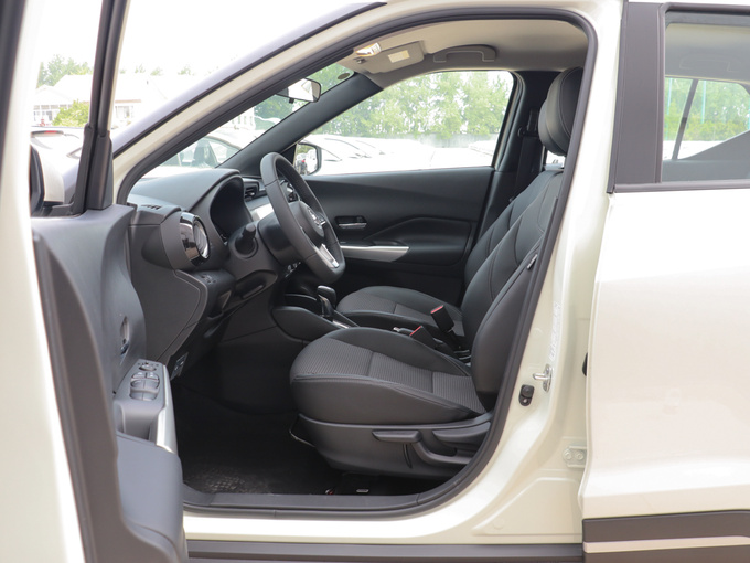 东风日产  1.5L 前排空间