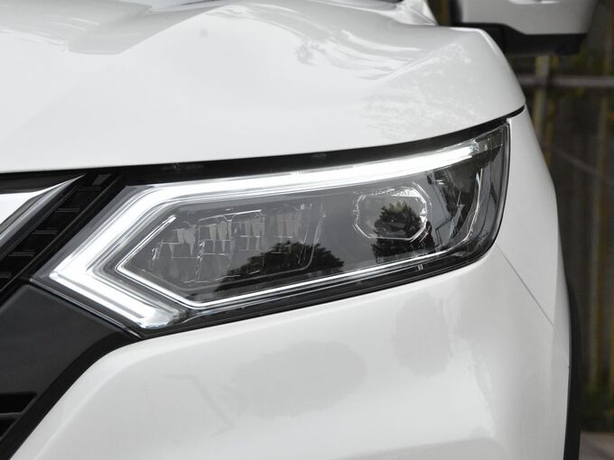 东风日产  2.0L 左前大灯