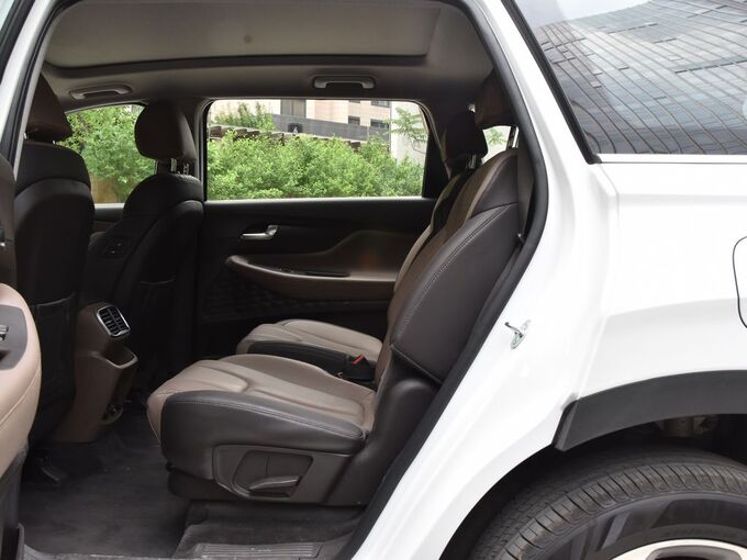 北京现代  380 TGDi TOP 第二排空间