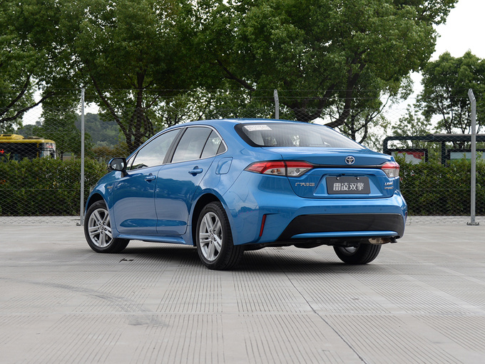 广汽丰田  双擎 1.8H CVT豪华版 左后正45度