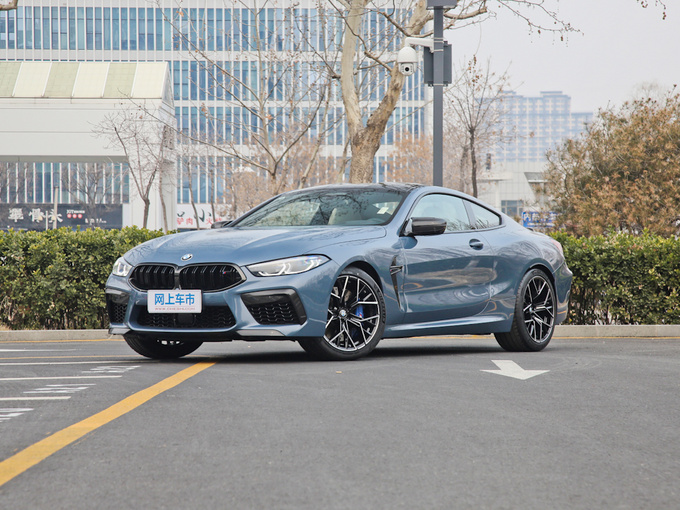 宝马M  M8 左前正45度