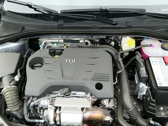 MG  20T 发动机舱