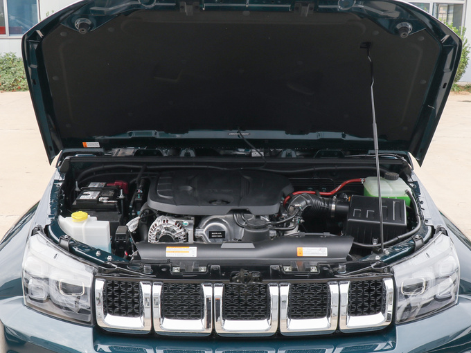 北京越野  PLUS 2.3T 自动四驱旗舰版 发动机舱