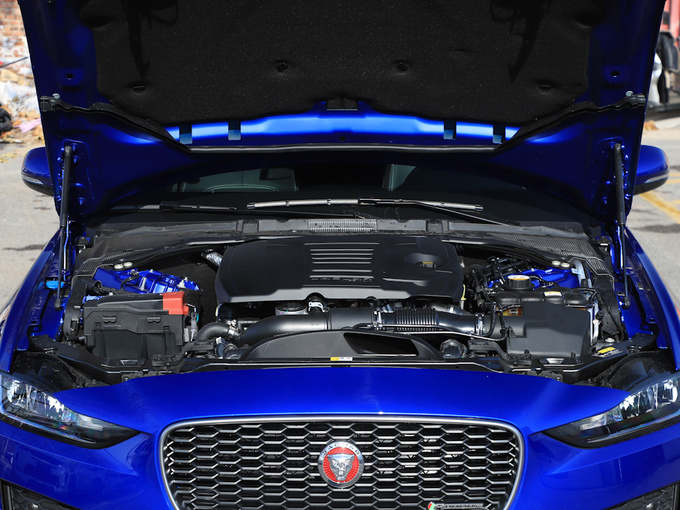 奇瑞捷豹路虎  2.0T 200PS R-DYNAMIC 发动机舱