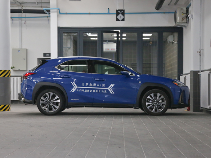 雷克薩斯  260h F SPORT版 正右側