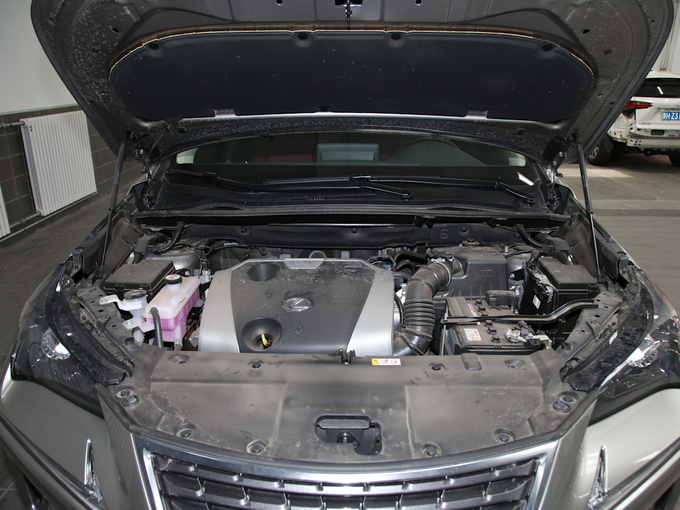 雷克萨斯 200 全驱 锋尚版 发动机舱