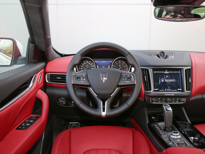 玛莎拉蒂  3.0T 350Hp 标准版 方向盘