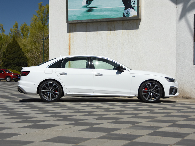 一汽奥迪  45 TFSI quattro 正右侧