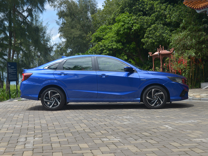 东风本田  锐·混动 1.5L 正右侧