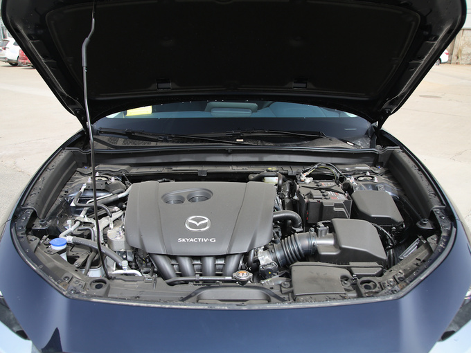 长安马自达  2.0L 发动机舱