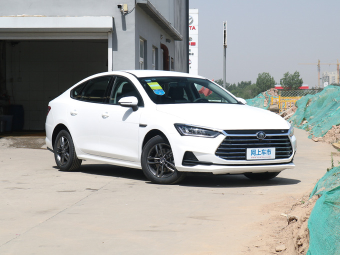 比亚迪  超越版 1.5TI 右前正45度