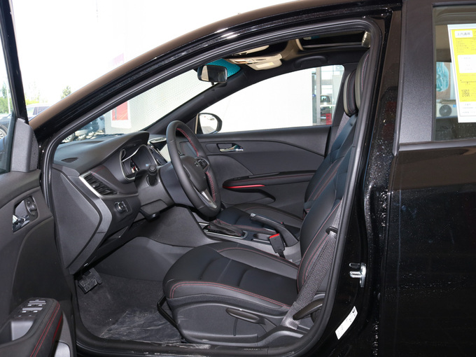 雪佛兰  轻混 RS 330T 自动畅快版 前排空间