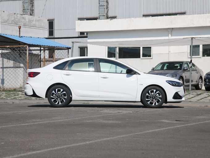 雪佛兰  轻混 RS 330T 正右侧