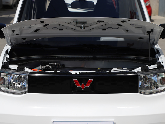 上汽通用五菱   发动机舱