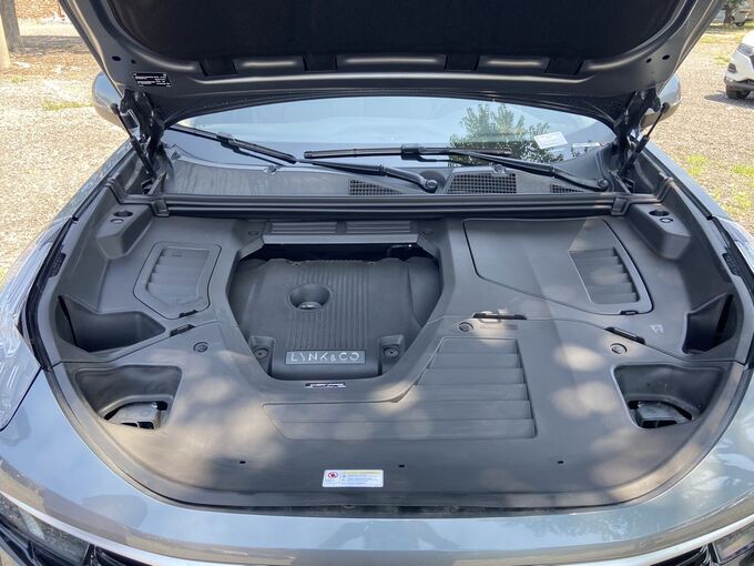 领克  2.0T 两驱纯Pro版 发动机舱