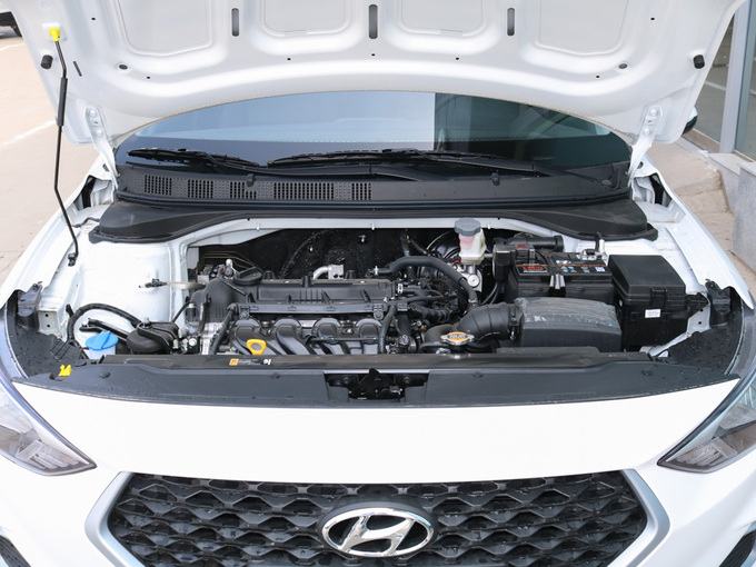 北京现代  1.6L 发动机舱