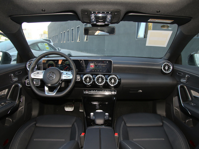 奔驰(进口)  CLA 260 4MATIC 大中控全景