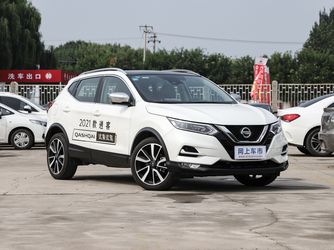 东风日产  2.0L 右前正45度