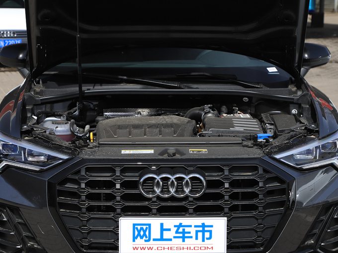 一汽奥迪  40 TFSI 发动机舱