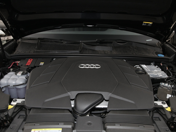 奥迪(进口)  55 TFSI 发动机舱