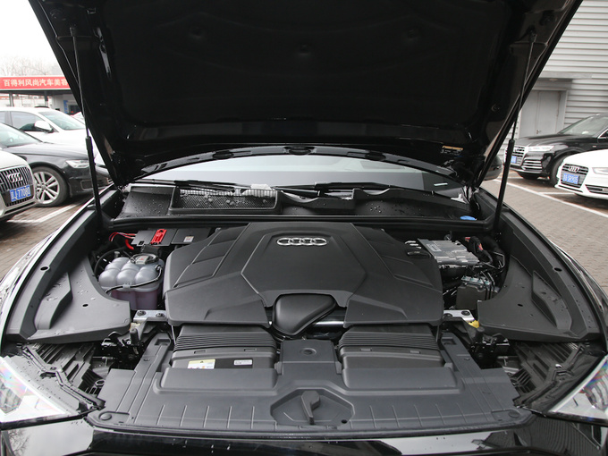奥迪(进口)  55 TFSI 发动机舱