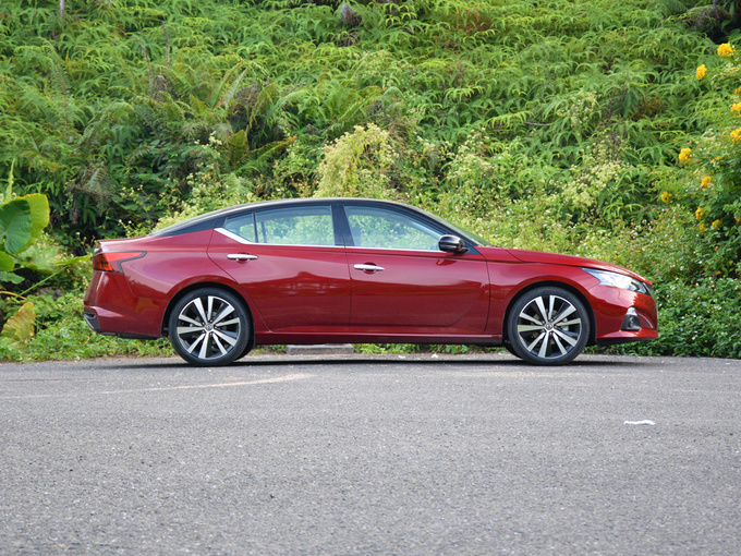 东风日产  2.0T XV AD1 正右侧