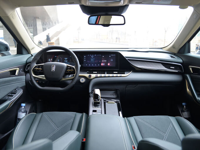 一汽奔腾  1.5T 大中控全景