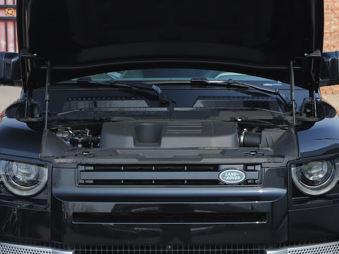 路虎  110 P400 发动机舱