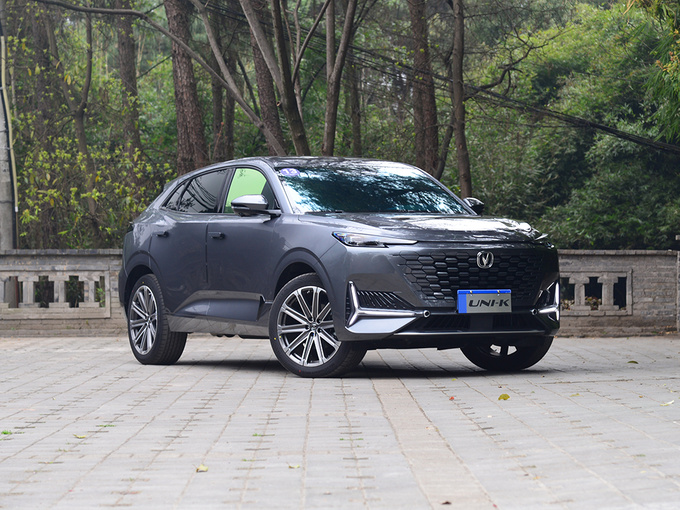 长安汽车  2.0T 右前正45度