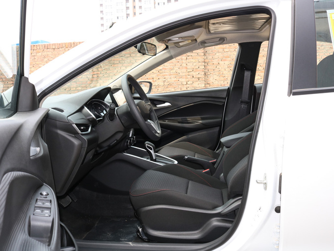 雪佛兰（国产）  325T 前排空间