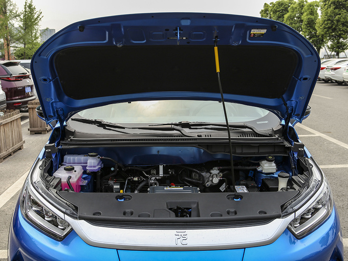 比亚迪   发动机舱